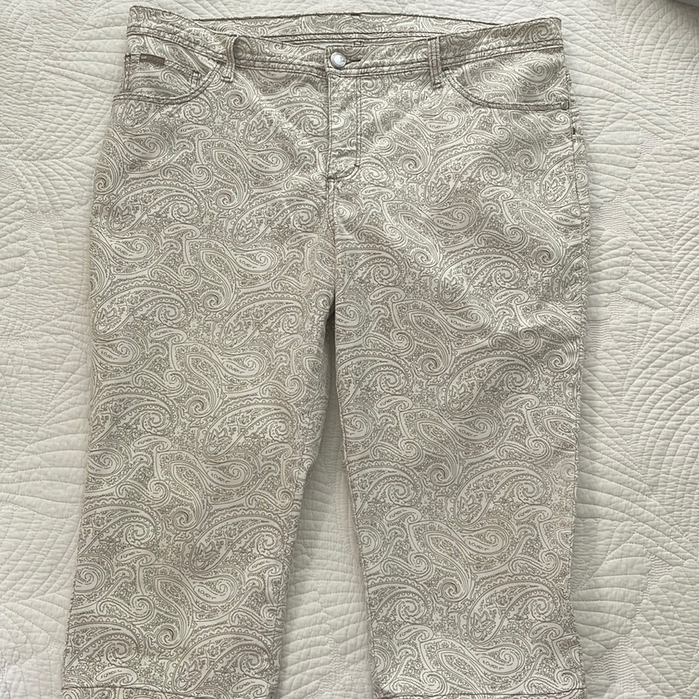 Lee Capris
